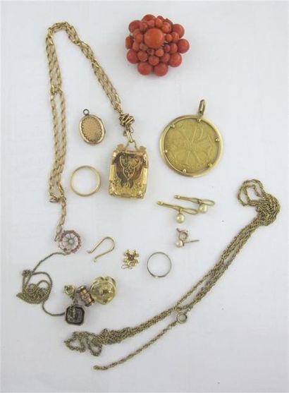 Lot de bijoux METAL et débris en or : alliance,...
