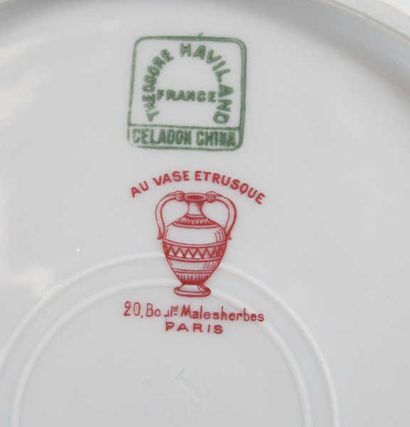HAVILAND. Assiette en porcelaine à bord contourné,...