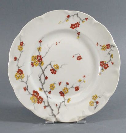 HAVILAND. Assiette en porcelaine à bord contourné,...