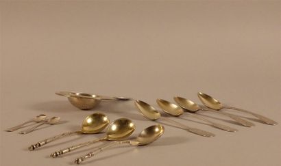 RUSSIE. Lot en argent comprenant :
- Quatre...