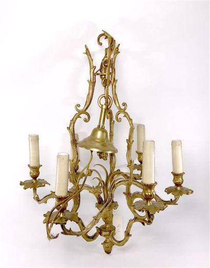 Lustre en bronze doré à six bras de lumière...