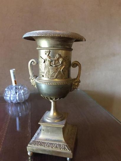 Paire de petits vases Médicis en bronze....