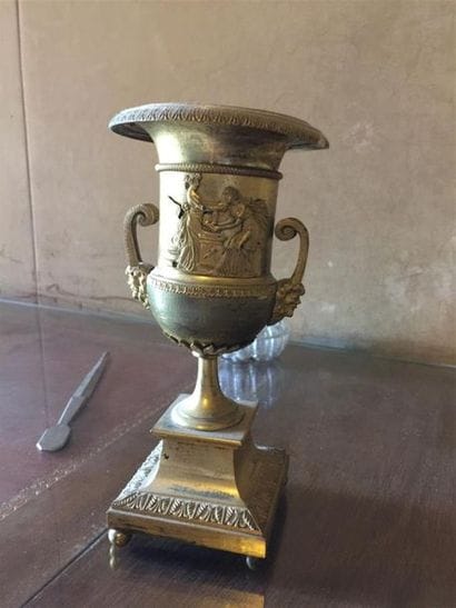 Paire de petits vases Médicis en bronze....