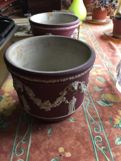 WEDGWOOD. Deux cache-pot.