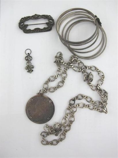 Lot de bijoux en argent : bracelets, boucle...