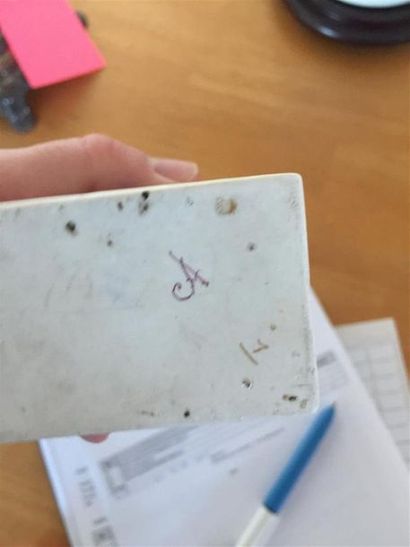 Flacon en porcelaine à décor de fleurs p...