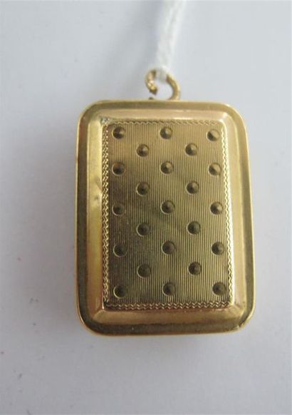 Pendentif boîte rectangulaire en or. Poids...