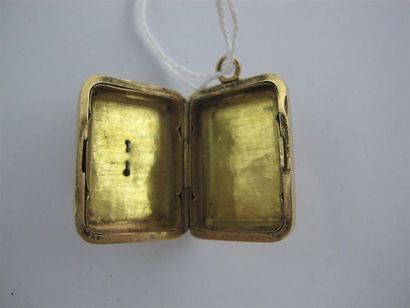 Pendentif boîte rectangulaire en or. Poids...