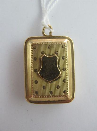 Pendentif boîte rectangulaire en or. Poids...
