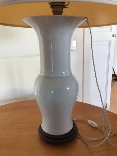 CHINE. Vase en porcelaine blanche, monté...