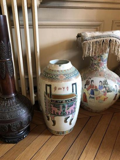 CHINE. Grand vase en bronze de style ant...
