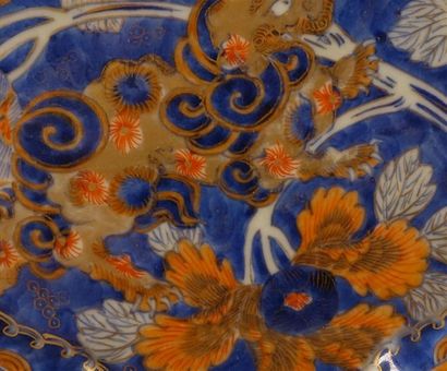 JAPON. Assiette en porcelaine à décor polychrome...