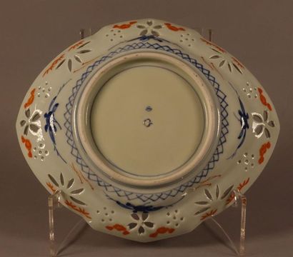 JAPON. Assiette en porcelaine à décor polychrome...