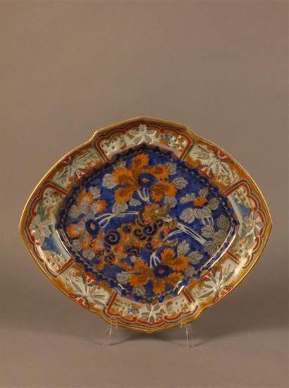 JAPON. Assiette en porcelaine à décor polychrome...