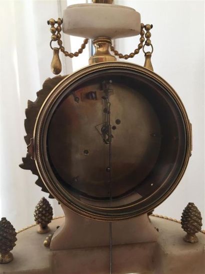 Petite pendule portique demi-lune en bronze...