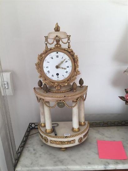 Petite pendule portique demi-lune en bronze...