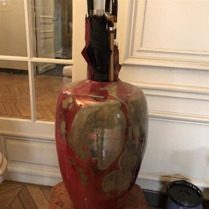 Grand vase en porcelaine rouge à décor doré,...