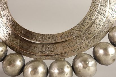 INDE. Trois larges colliers.