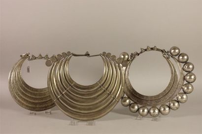 INDE. Trois larges colliers.
