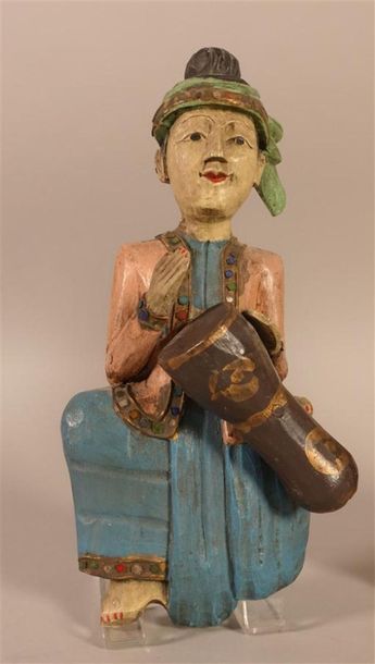 BIRMANIE. Trois personnages en bois sculpté...