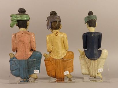 BIRMANIE. Trois personnages en bois sculpté...