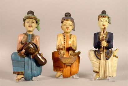 BIRMANIE. Trois personnages en bois sculpté...