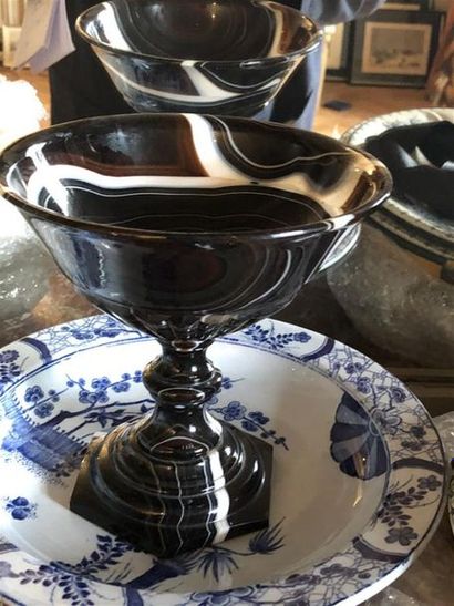 Coupe sur piédouche en agate (?).