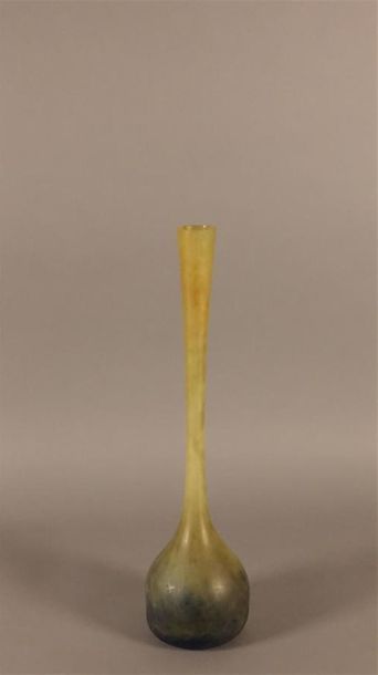 DAUM à Nancy. Vase oignon en verre marmoréen...