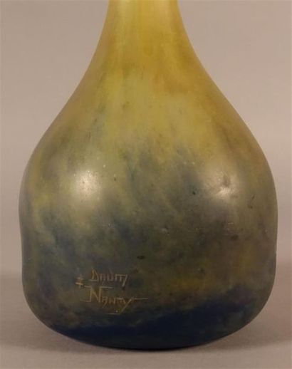 DAUM à Nancy. Vase oignon en verre marmoréen...