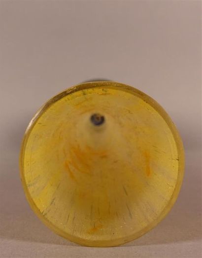 DAUM à Nancy. Vase oignon en verre marmoréen...