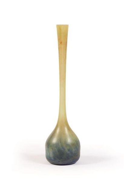 DAUM à Nancy. Vase oignon en verre marmoréen...