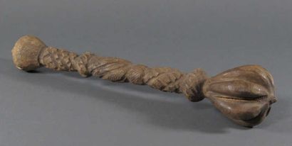 AFRIQUE. Massue en bois sculpté. Long. :...