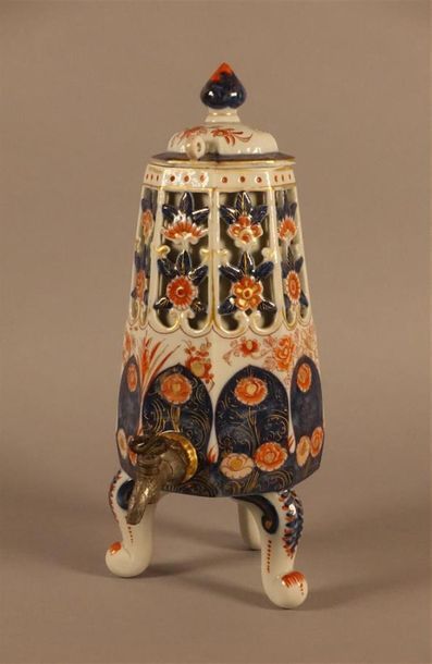 BAYEUX. Samovar tripode en porcelaine à l'imitation...
