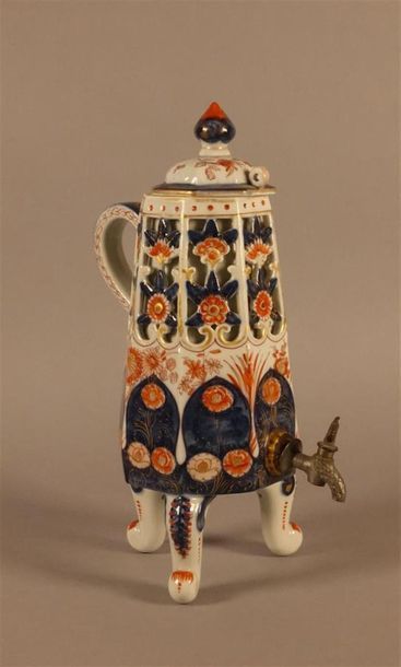 BAYEUX. Samovar tripode en porcelaine à l'imitation...