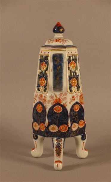 BAYEUX. Samovar tripode en porcelaine à l'imitation...