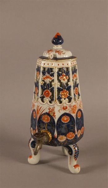 BAYEUX. Samovar tripode en porcelaine à l'imitation...