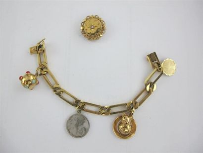 Lot : bracelet en or jaune avec pendeloques...