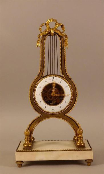 Pendule squelette en forme de lyre en bronze...