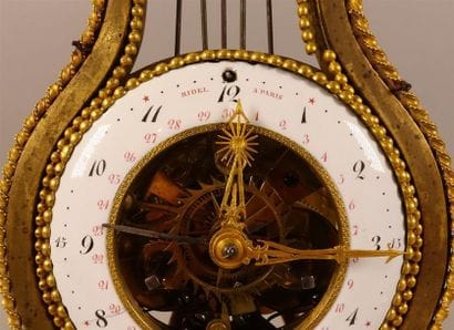 Pendule squelette en forme de lyre en bronze...