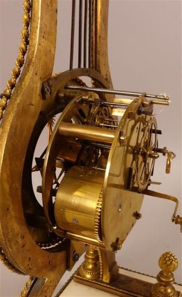 Pendule squelette en forme de lyre en bronze...