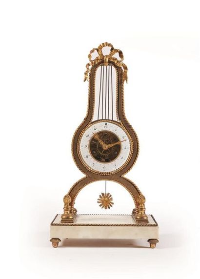Pendule squelette en forme de lyre en bronze...