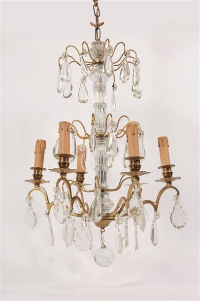 Lustre à pendeloques à cinq bras de lumière.
Haut....