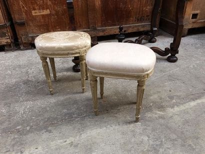 Paire de petits tabourets ovales en bois...