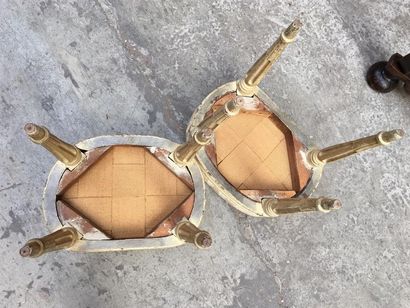 Paire de petits tabourets ovales en bois...