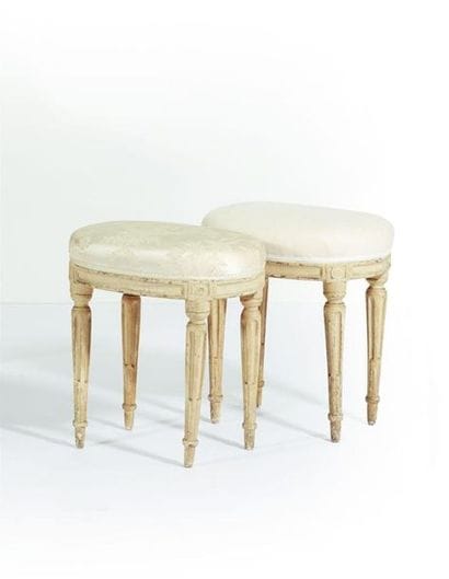 Paire de petits tabourets ovales en bois...