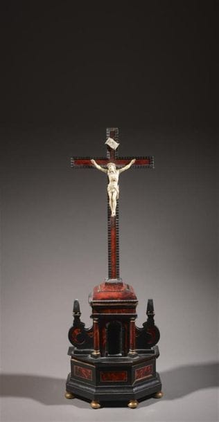 Crucifix en placage d'écaille rouge, ébène...