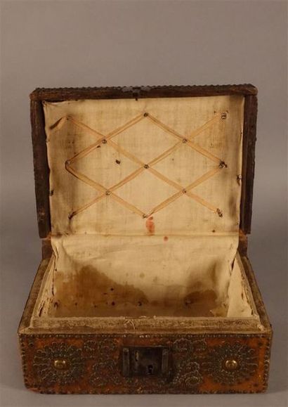 Coffret rectangulaire en cuir fauve sur âme...