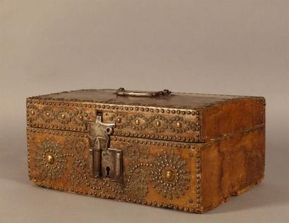 Coffret rectangulaire en cuir fauve sur âme...