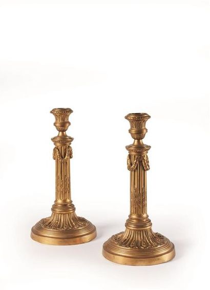 Paire de flambeaux en bronze ciselé et redoré...