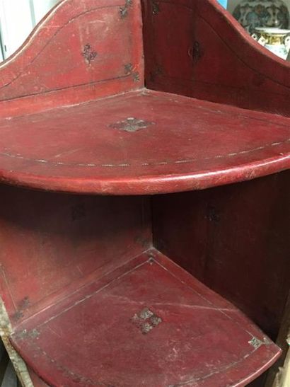 Étagère d'angle en bois gainé de cuir rouge...